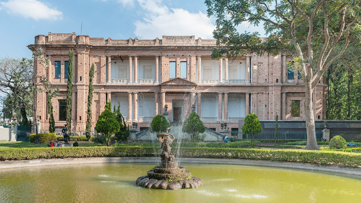 As crianças a construção famoso edifício Nacional Modelo